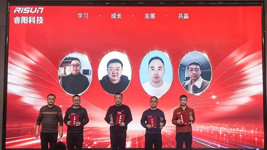 奮進(jìn)者.jpg 奮進(jìn)者.jpg